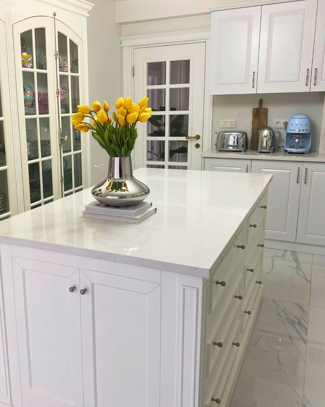 Mutfak, Modern, Beyaz, Bej, Krem, Mutfak tezgahı, Mutfak tezgah arası, Ada mutfak, Cam kapaklı dolap, Mutfak Avize Modelleri, Mutfak aksesuarları, Mutfak zemin seramikleri