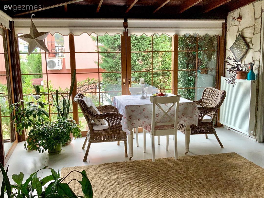 Kış bahçesi, Sandalye, Yemek masası, Tavan dekorasyon, Bohem Dekorasyon, Hasır sandalye, Jüt halı, Halı, Ev bitkisi, Duvar dekorasyonu, Masa örtüsü, Ev tekstili