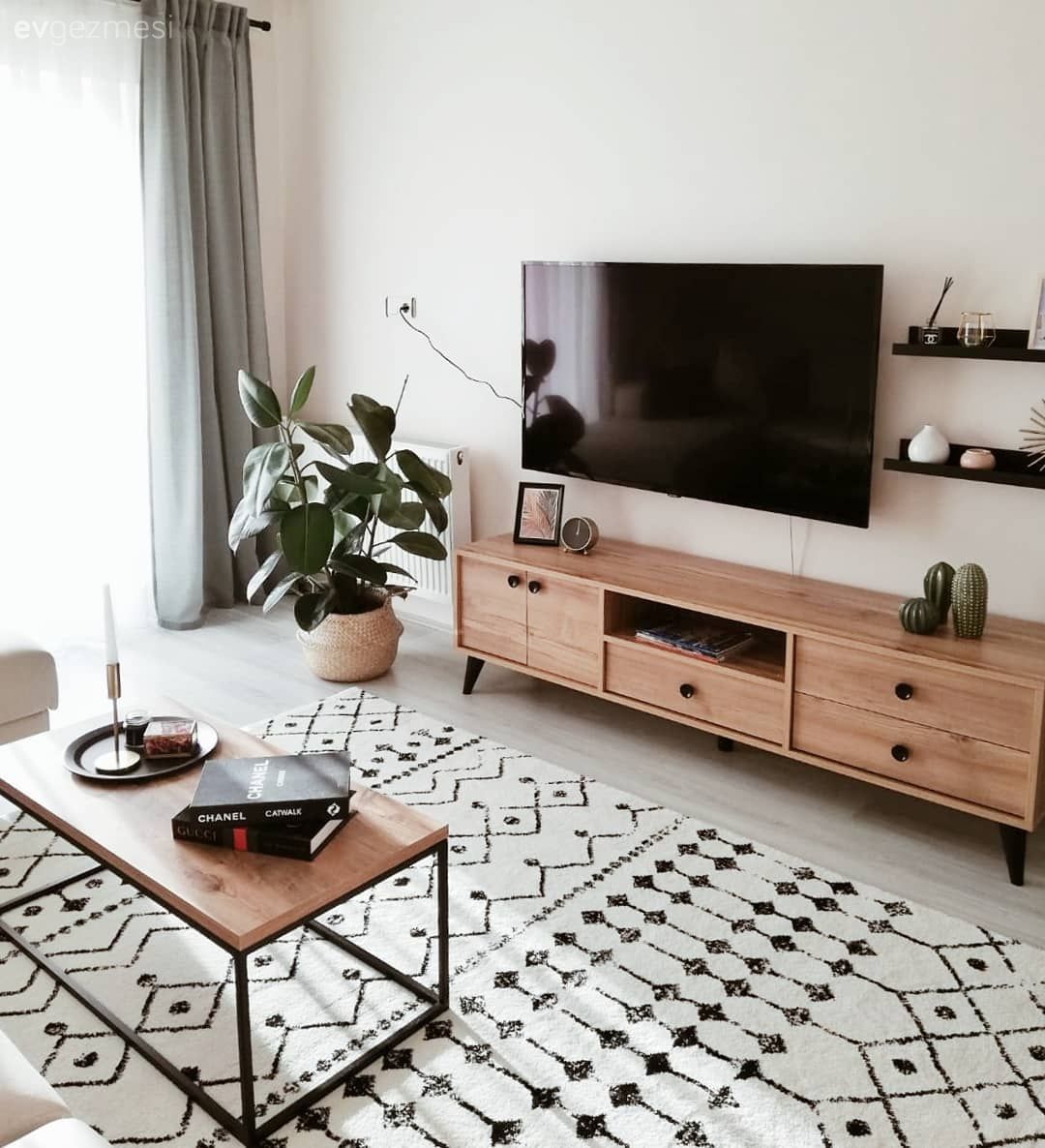 Salon, Beyaz, Siyah, Ahşap Mobilya, Bohem Dekorasyon, İskandinav, Halı, Geometrik desen, Desenler, Salon halısı, Orta sehpa, Sehpa, Metal ayaklı sehpa, Tv ünitesi, Duvar rafı, Duvar dekorasyonu, Ev bitkisi, Saksı, Hasır, Fon perde, Perde, Tül perde
