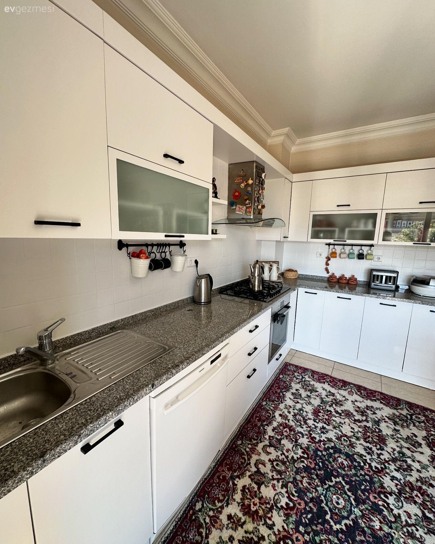 Beyaza Boyanan Bu Mutfak Etnik Halısıyla Dikkatleri Çekmiş!