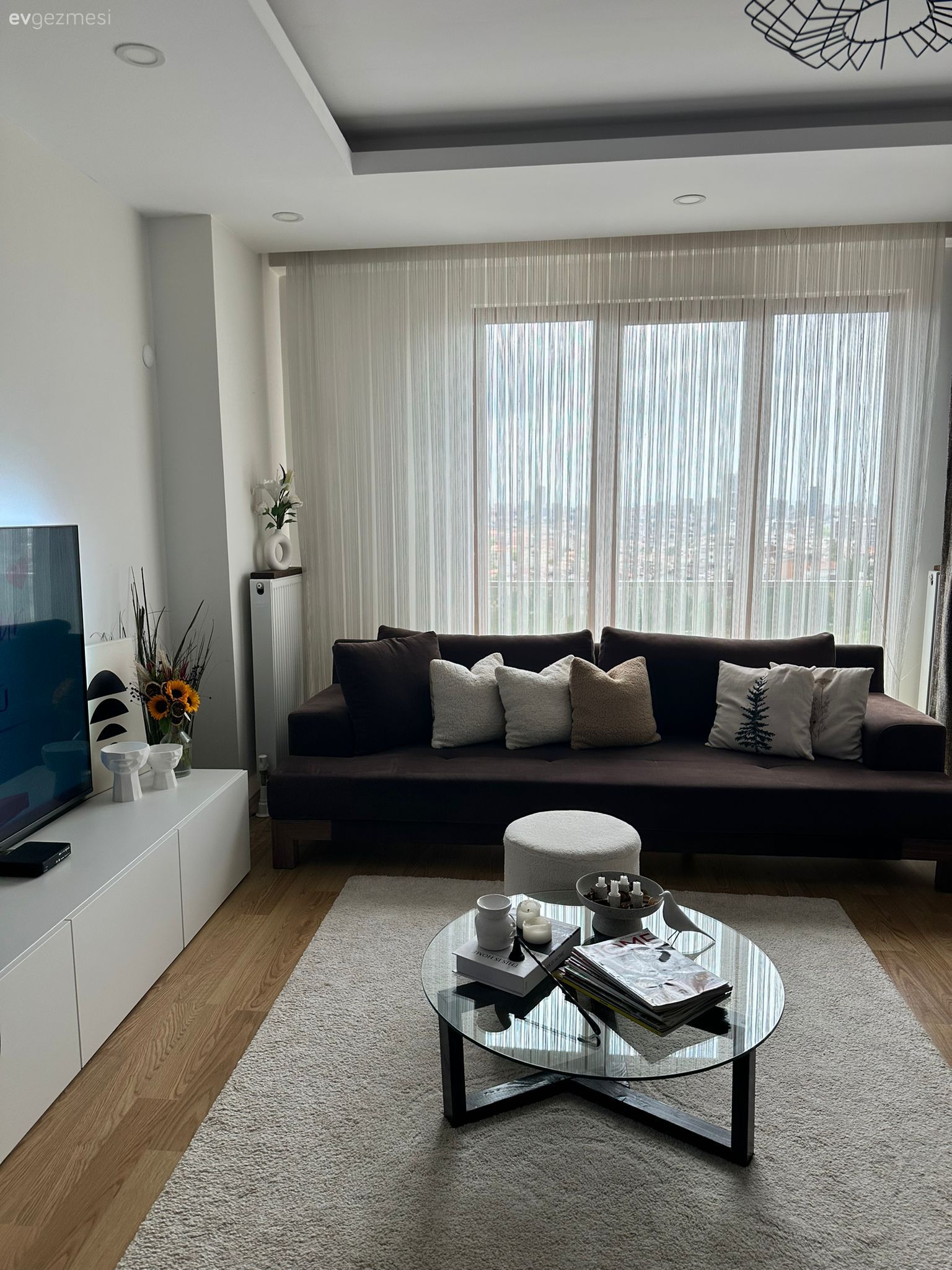 Salon, Modern, Beyaz, Kahverengi, Tül perde, Perde, Koltuk takımı, Kırlent, Ev tekstili, Halı, Salon halısı, Cam orta sehpa, Orta sehpa, Dekoratif Objeler