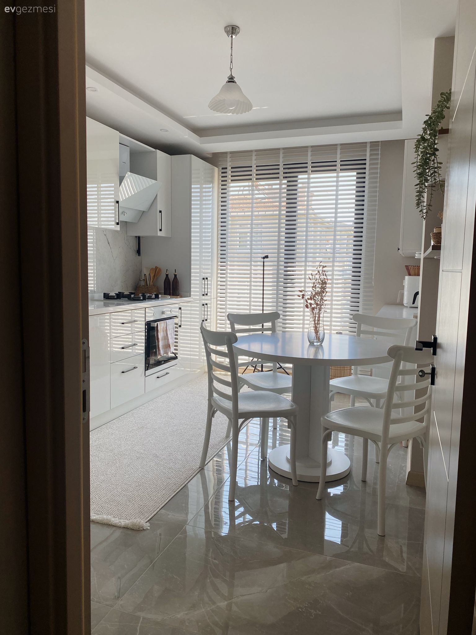 Beyaza Sırtını Dayayan Bu Mutfakta Samimiyet Kaynağı Yuvarlak Masa!