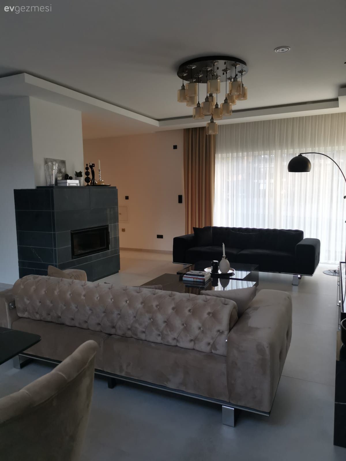 Salon, Art deko, Siyah, Koltuk takımı, Şömine, Fon perde, Perde, Vizon, Beyaz, Lambader, Aydınlatma, Dekoratif Objeler, Avize, Salon avizesi, Zemin seramikleri