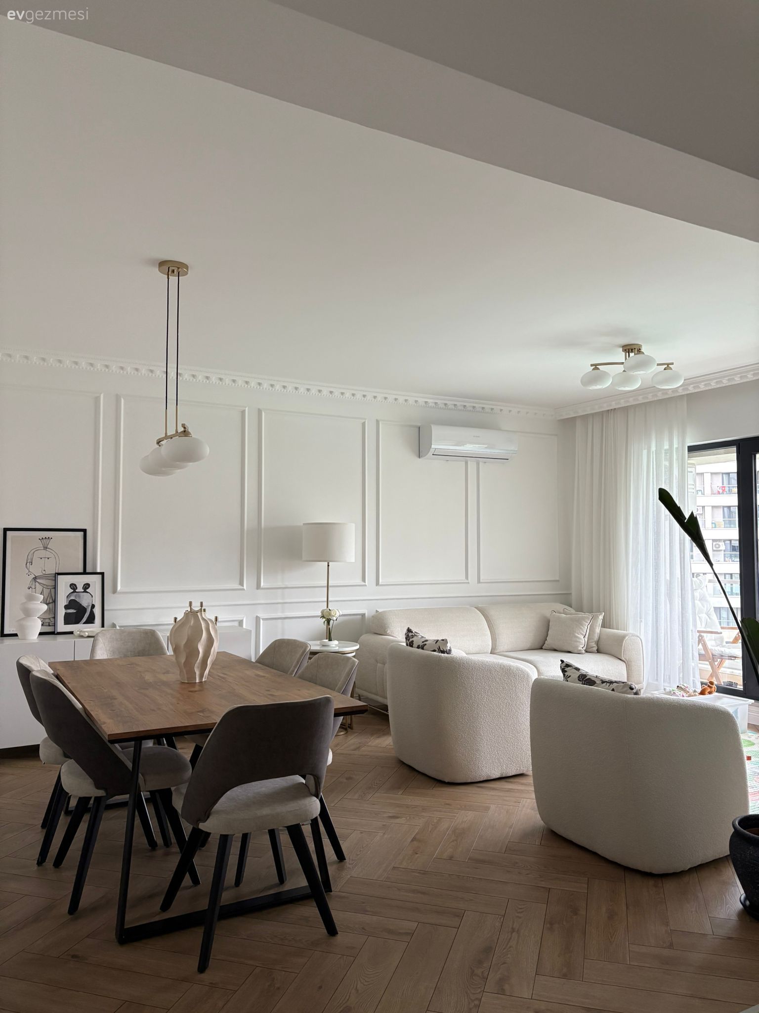 Bu Zarif Evde Duvar Çıtalarına Ayrı Bir Önem Verilmiş