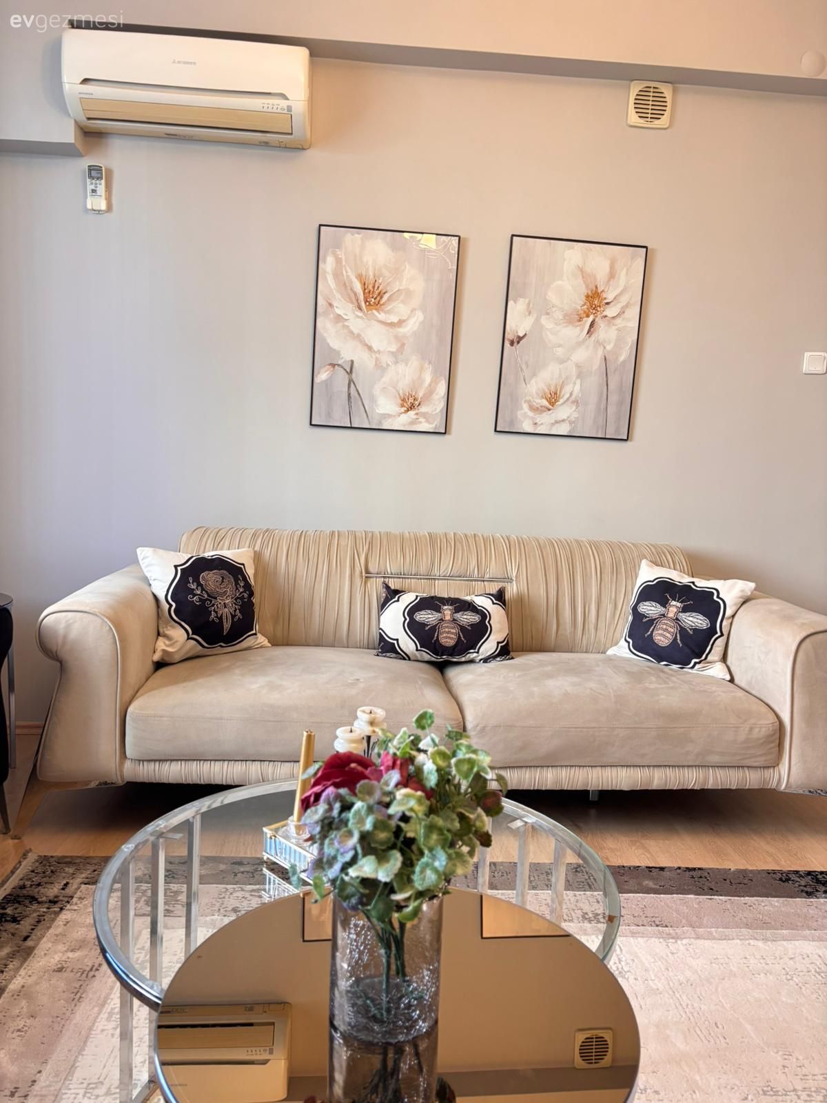 Salon, Modern, Kırlent, Ev tekstili, Krem, Bej, Beyaz, Tablo, Duvar dekorasyonu, Orta sehpa, Sehpa, Dekoratif Objeler, Halı, Salon halısı