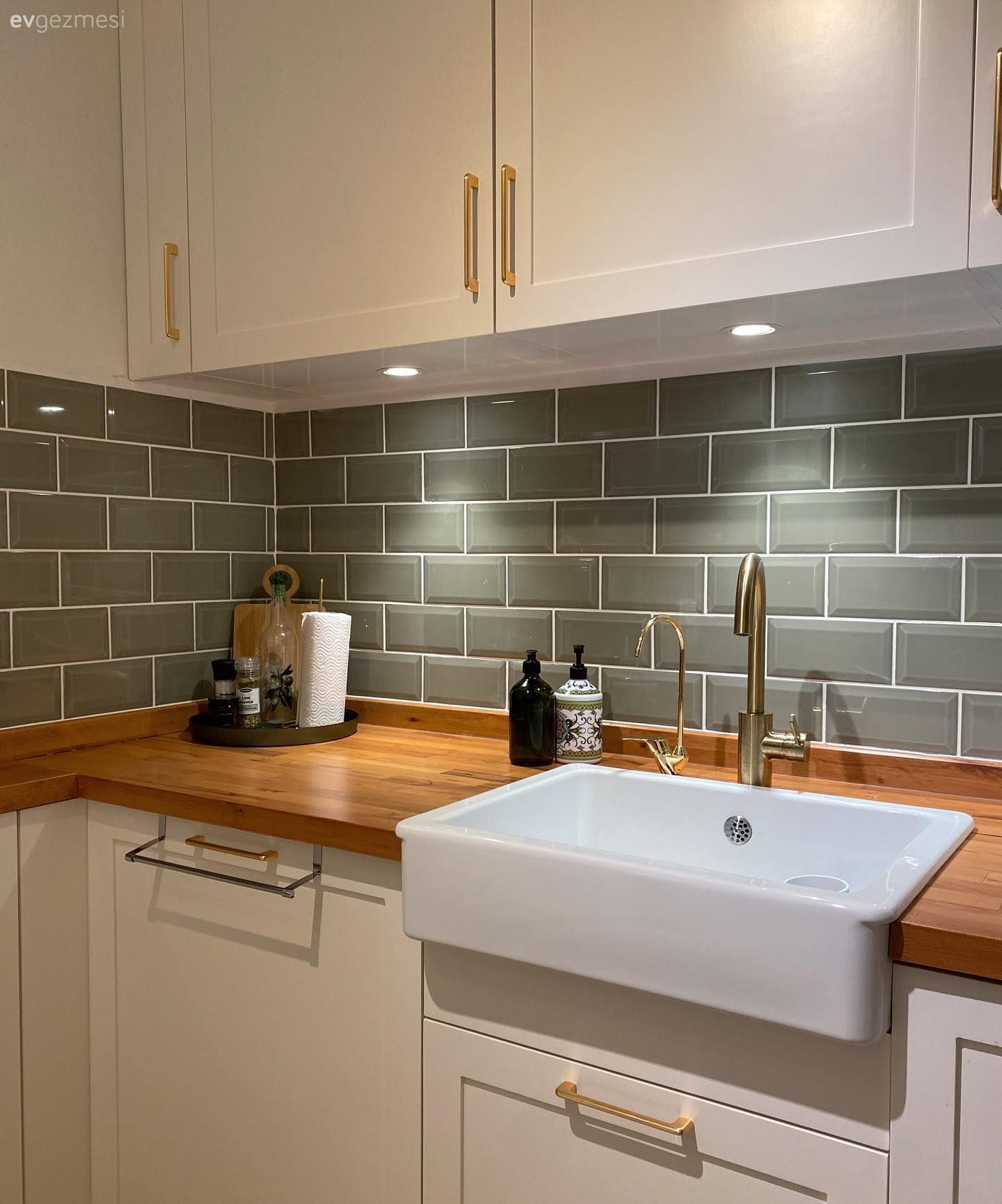 Mutfak, Tezgah arası seramik, Mutfak tezgah arası, Yeşil, Ahşap mutfak tezgahı, Mutfak tezgahı, Eviye , Shaker kapaklı dolaplar, Mutfak aksesuarları