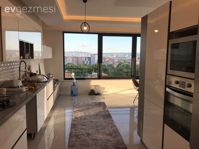 Mutfak, Modern mutfak, Beyaz mutfak, Mutfak tezgahı, Mutfak tezgah arası, Metro seramik, Seramik, Halı, Mutfak halısı, Mutfak Avize Modelleri, Davlumbaz, Mutfak aksesuarları, Tavan dekorasyon, Ekstra mutfak dolabı, Ankastre, Büyük mutfak