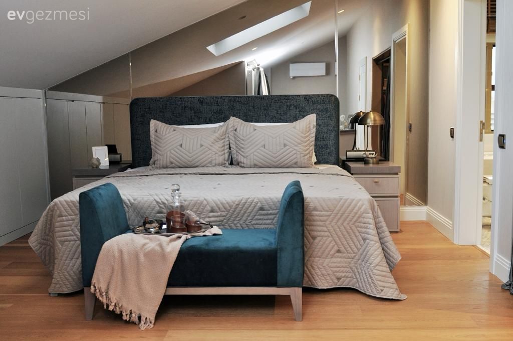 Yatak Odası, Modern, Çatı katı, Dubleks evler, Mavi, Bej, Beyaz, Yatak başlığı, Duvar ayna kaplama, Ayna, Yatak örtüsü, Josefin