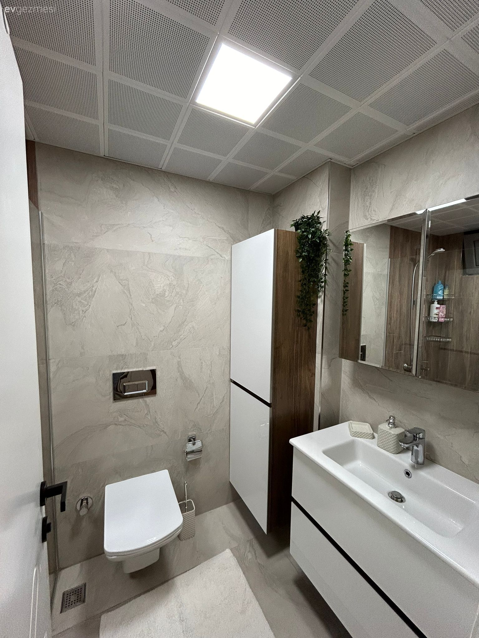 Bu Isparta Evinde Özel Tasarım Paneller Duvar Görevi Üstlenmiş!