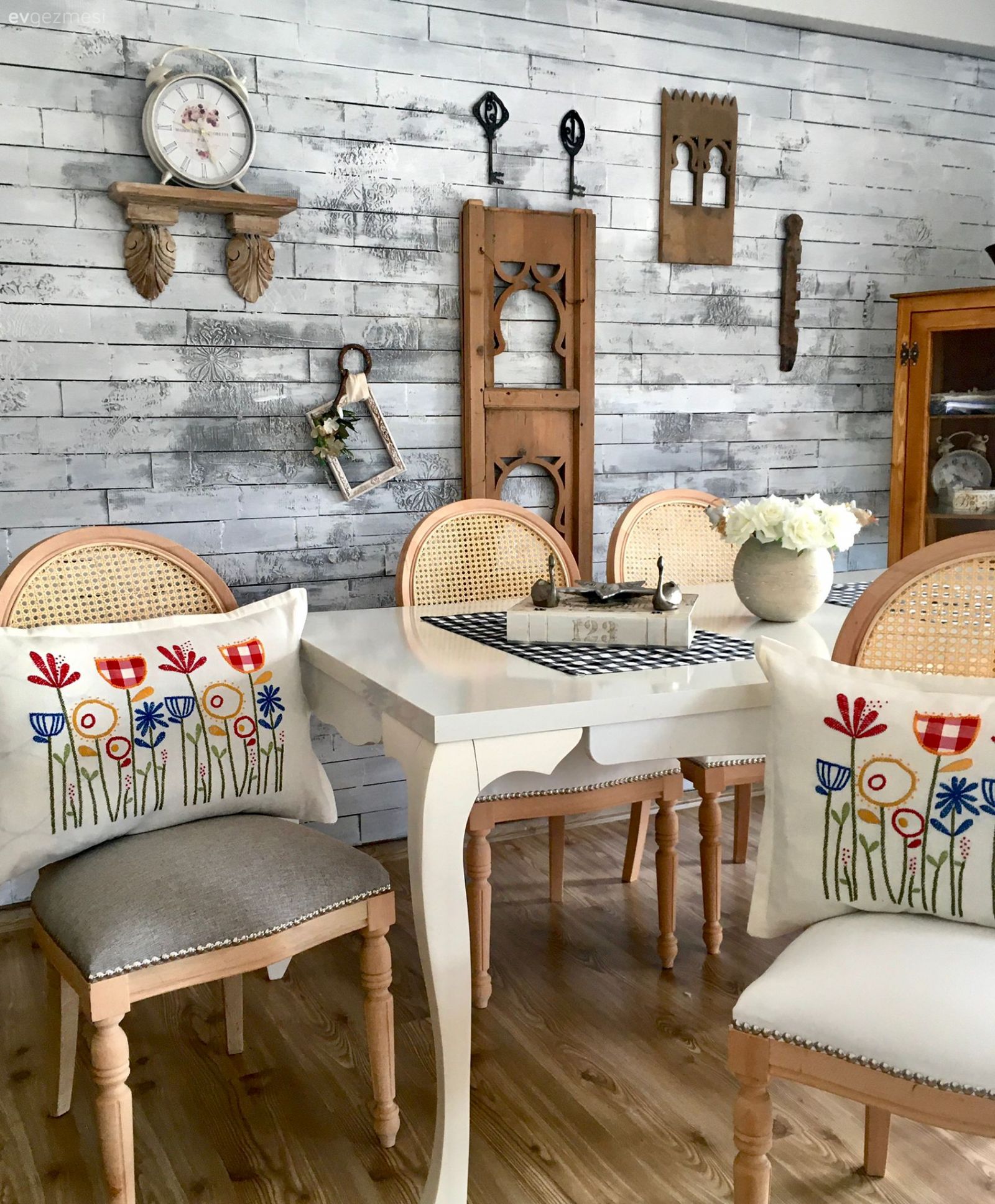 Yemek masası, Sandalye, Beyaz, Kahverengi, Ahşap Mobilya, Masif ahşap, Country, Country yemek odası, Duvar dekorasyonu, Desenler, Parke, Dekoratif Objeler