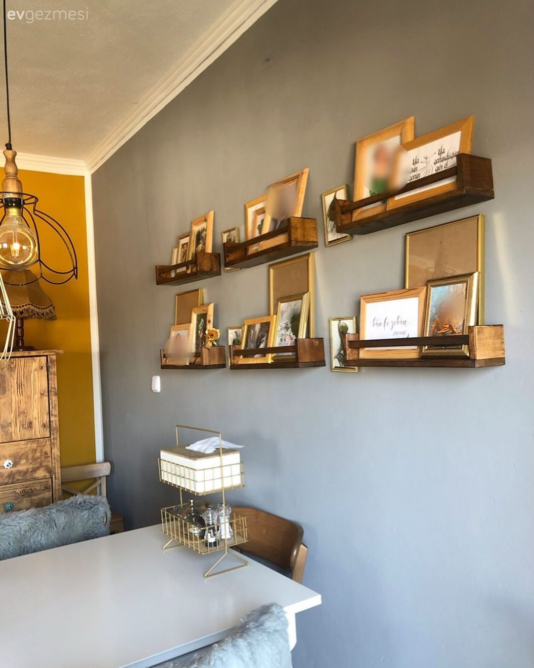 Gri, Duvar rafı, Duvar dekorasyonu, Sarı, Gri duvar, Yemek masası, Sandalye, Avize, Aydınlatma