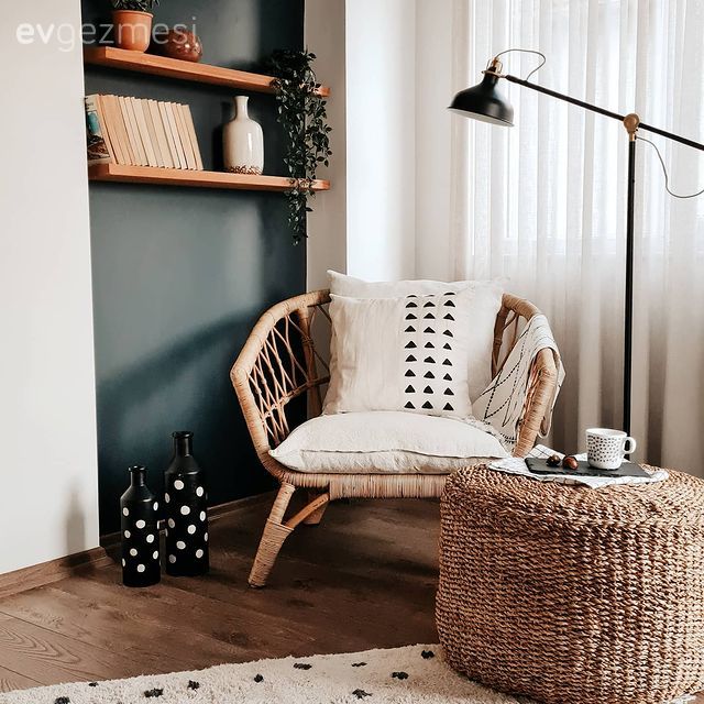 Hasır sandalye, Hasır puf, Puf, Rattan sandalye, Hasır, Duvar rafı, Duvar dekorasyonu, Mavi duvar, Lambader, Aydınlatma, Beyaz, Tül perde, Perde