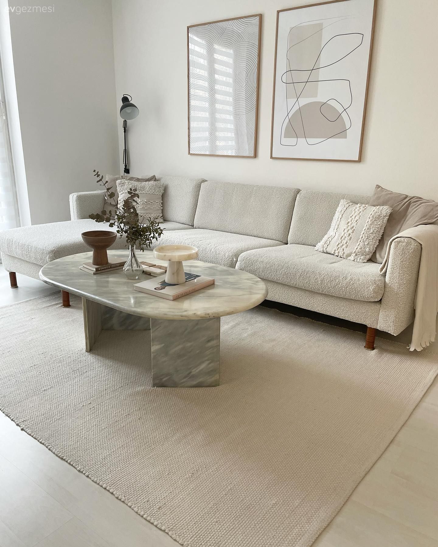 Salon, İskandinav, Modern, Beyaz, Krem, Bej, Tablo, Duvar dekorasyonu, Köşe koltuk, Koltuk takımı, Kırlent, Ev tekstili, Orta sehpa, Sehpa, Halı, Salon halısı, Dekoratif Objeler