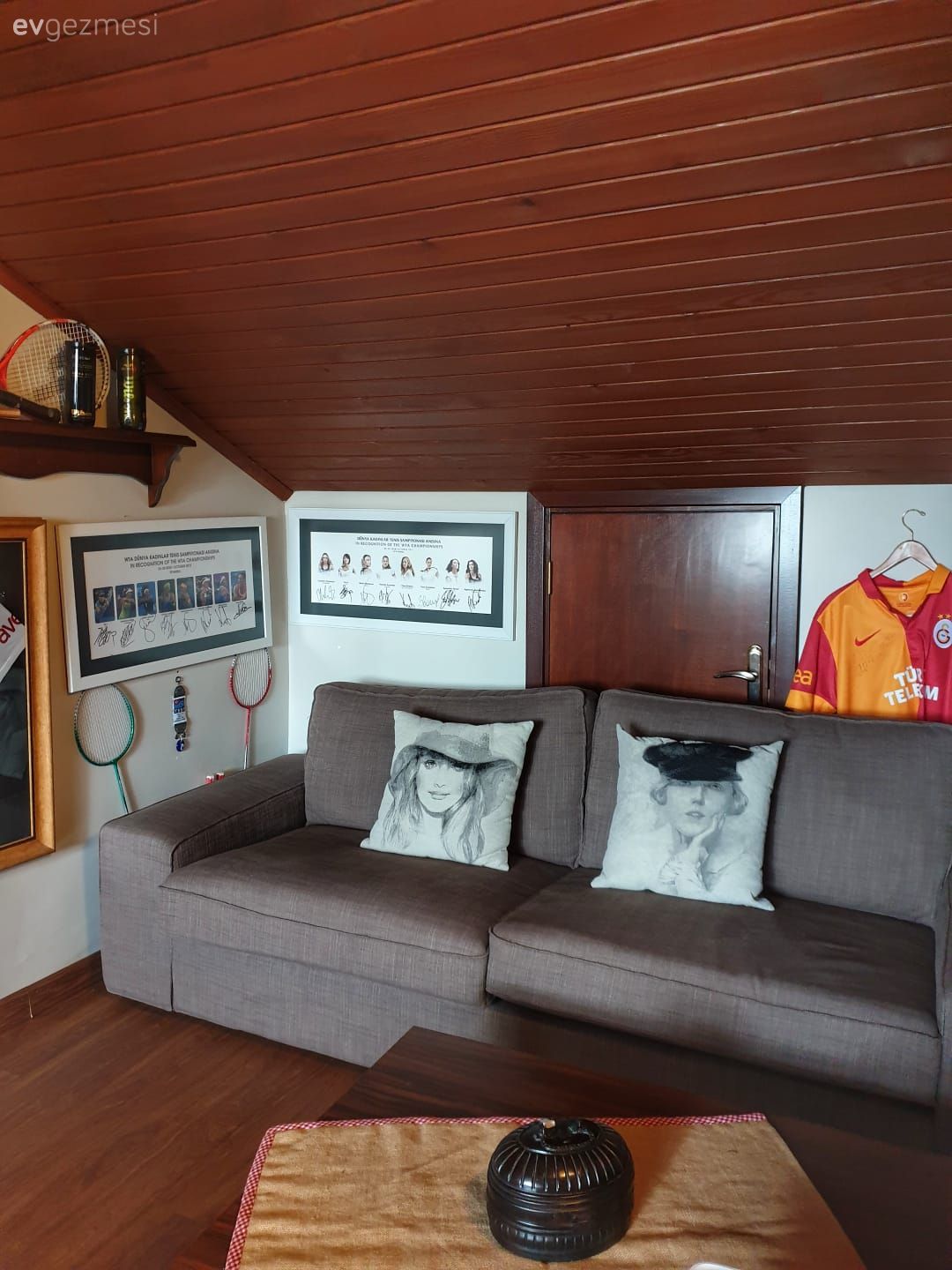 Çatı katı, Dubleks evler, Kahverengi, Tavan dekorasyon, Gri, Kırlent, Ev tekstili, Orta sehpa, Sehpa