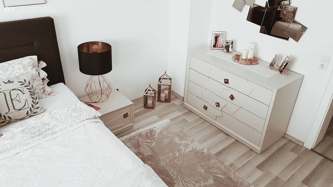 Yatak Odası, Beyaz, Siyah, Yatak başlığı, Parke, Şifonyer, Abajur, Aydınlatma