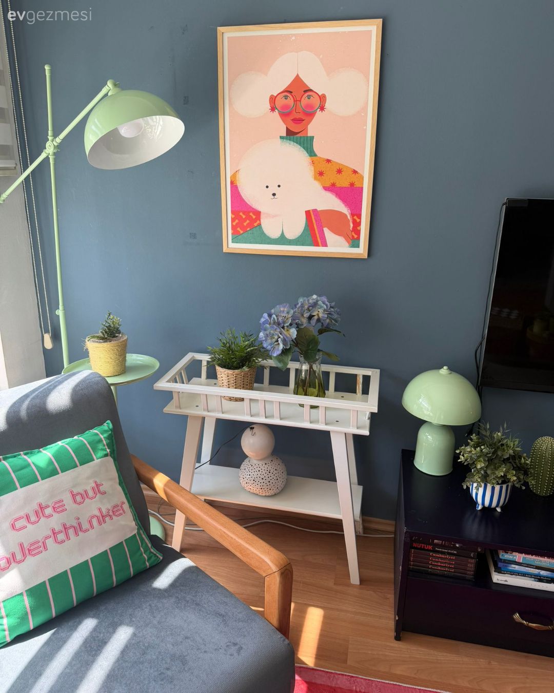 Mavi duvar, Tablo, Duvar dekorasyonu, Çiçeklik, Berjer, Mavi, Yeşil, Dekoratif Objeler, Lambader, Aydınlatma