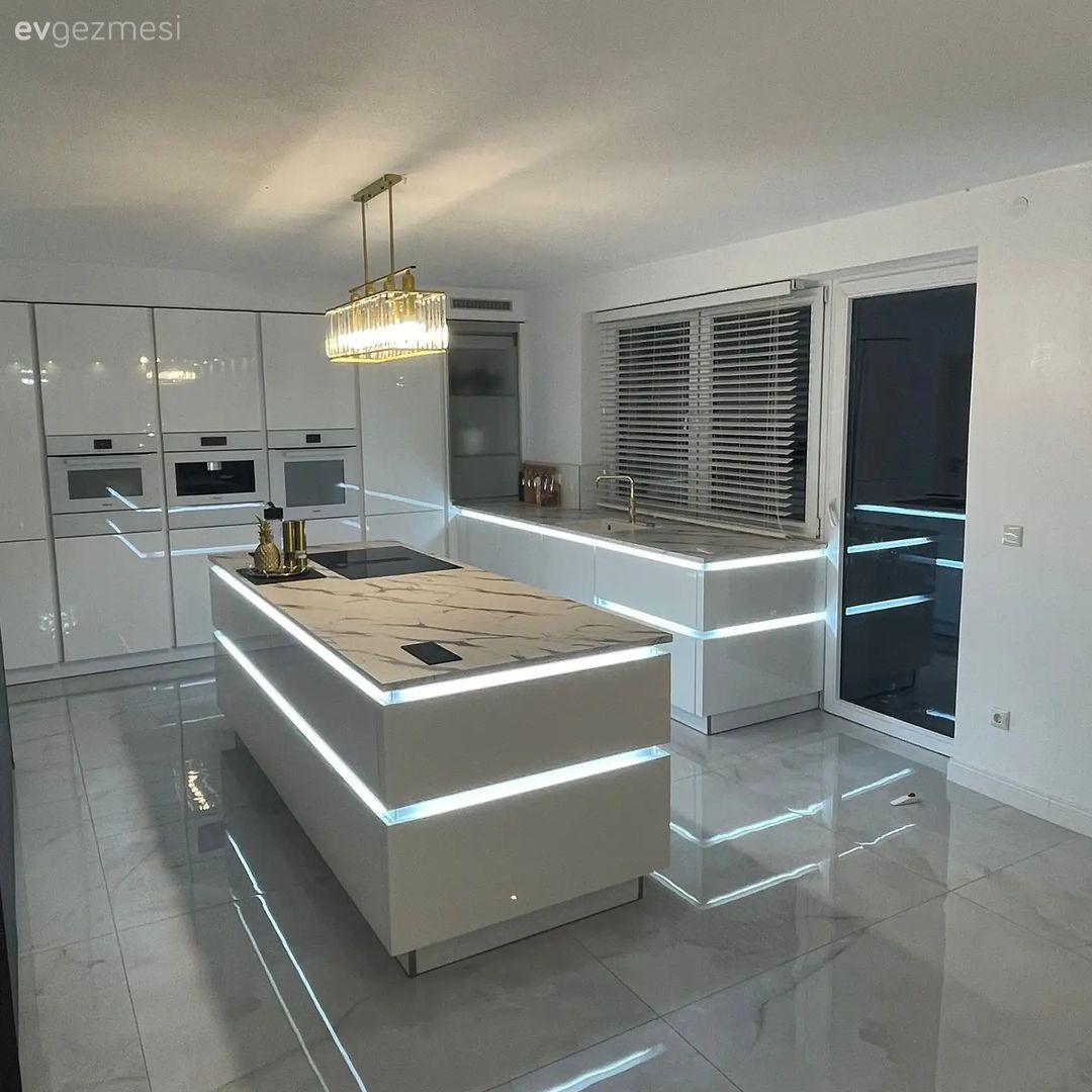 Mutfak, Modern mutfak, Beyaz, Gri, Büyük mutfak, Mutfak tezgahı, Mutfak tezgah arası, Ada mutfak, Mutfak Avize Modelleri, Mutfak zemin seramikleri, Ankastre, Mutfak aksesuarları, Siyah
