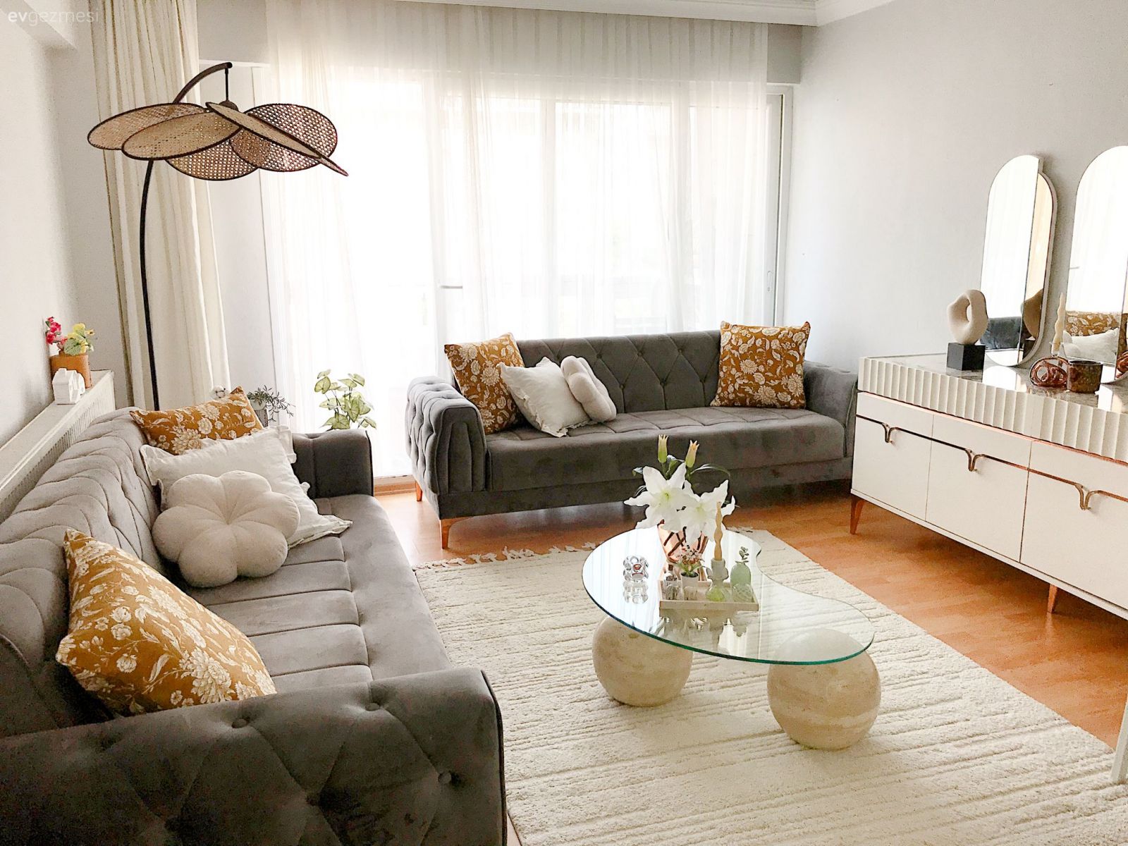 Salon, Modern, İskandinav, Gri, Beyaz, Koltuk takımı, Konsol, Konsol üzeri dekoratif objeleri, Ayna, Halı, Salon halısı, Cam orta sehpa, Orta sehpa, Lambader, Aydınlatma, Hasır, Kırlent, Ev tekstili