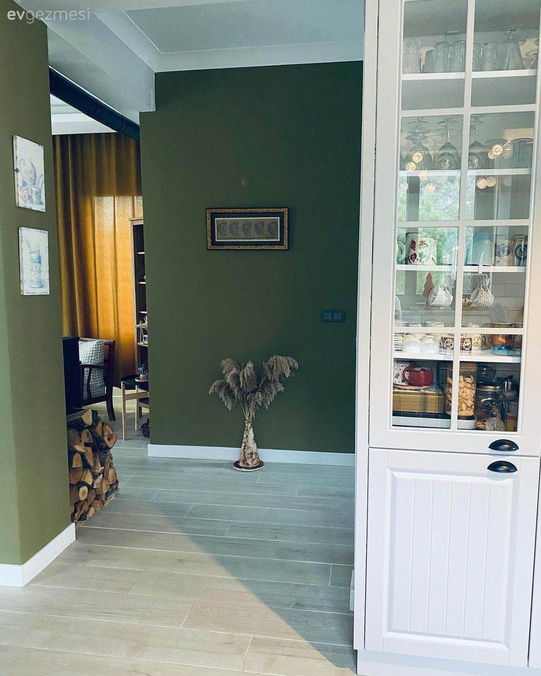 Yeşil duvar, Beyaz, Shaker kapaklı dolaplar, Mutfak, Vazo, Ev Aksesuar, Dekoratif Objeler