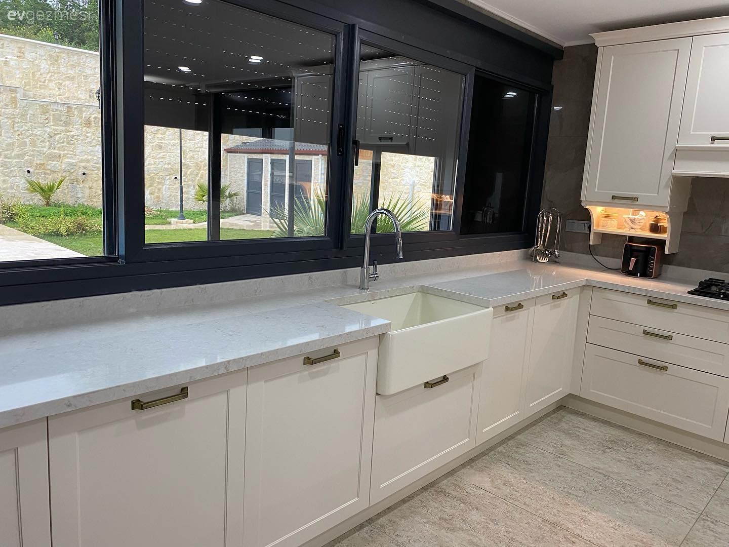 Bu Geniş Mutfakta Alanın Hakkını Verecek Tasarımlara Başvurulmuş!