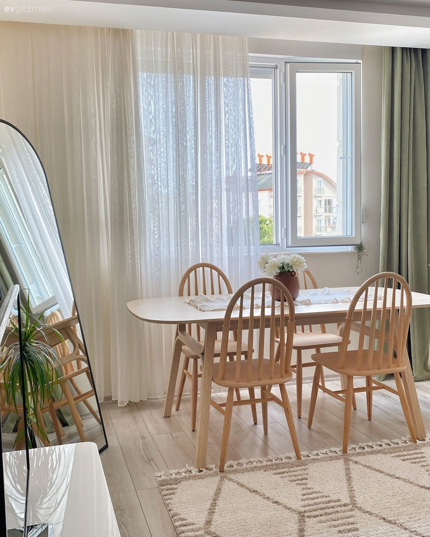 Bu Antalya Evinin Yıldızı Balkondaki Paletten Yapılma Sedir!