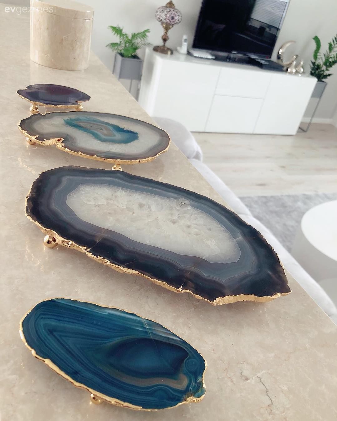 Salon, Sehpa, Metal ayaklı sehpa, Ev Aksesuar, Ev bitkisi, Orta sehpa, Sehpa üstü aksesuarı, Tv ünitesi, Tv ünitesi aksesuarları, Beyaz, Dekoratif Objeler