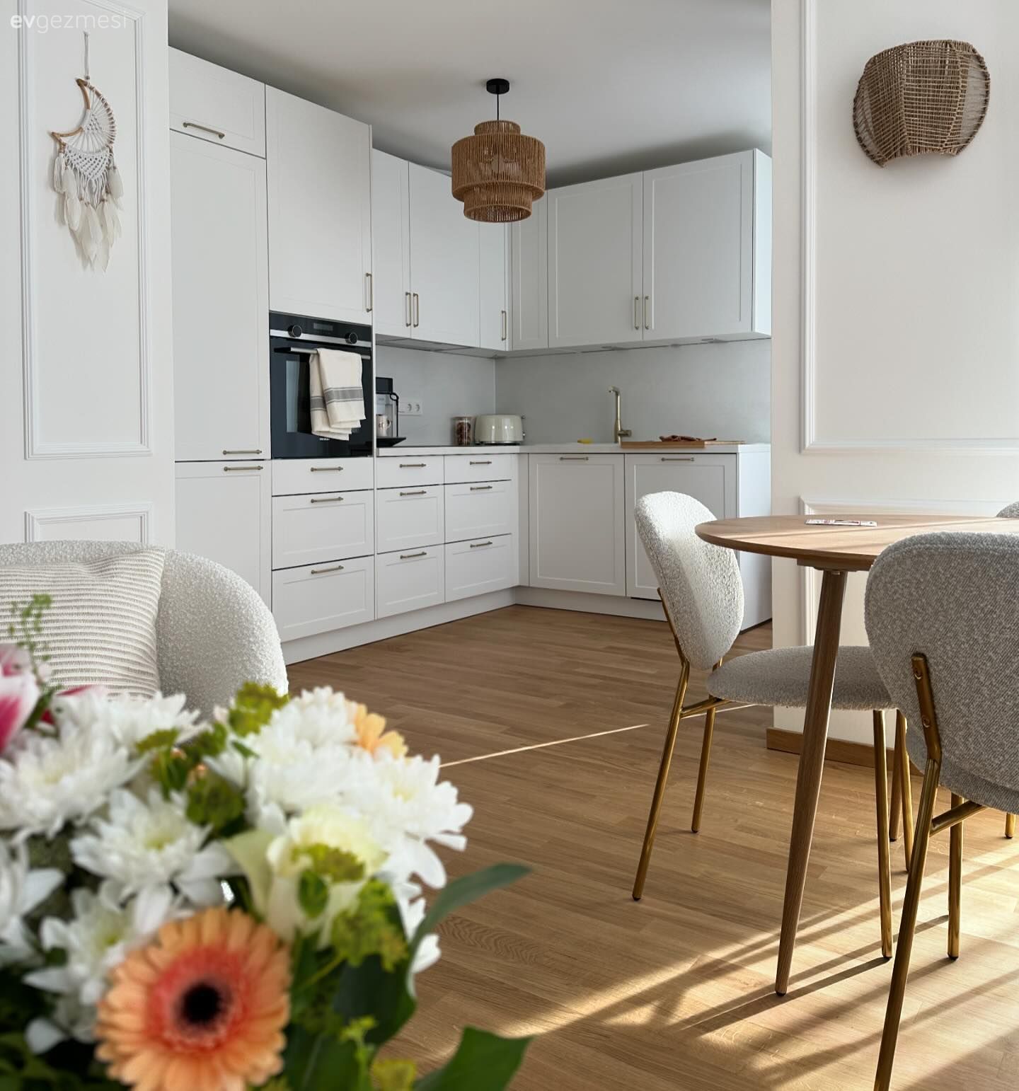 Amerikan Mutfak, Mutfak, İskandinav, Shaker kapaklı dolaplar, Mutfak tezgahı, Mutfak tezgah arası, Tezgah arası seramik, Ankastre, Hasır avize, Parke