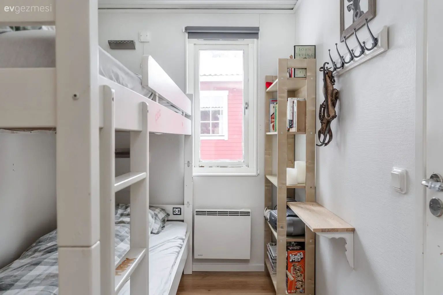 İki Yatak Odasını İçine Sığdıran 34 M2'lik Kırmızı Ev!