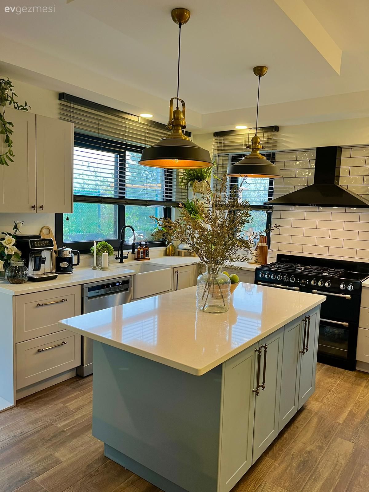 Mutfak, Country, Beyaz, Mavi, Siyah, Mutfak tezgahı, Ada mutfak, Mutfak tezgah arası, Tezgah arası seramik, Sarkıt, Aydınlatma, Davlumbaz, Ankastre, Ev bitkisi, Ekstra mutfak dolabı, Laminant parke, Parke, Spot aydınlatma, Jaluzi, Saksı, Shaker kapaklı dolaplar, Mutfak aksesuarları