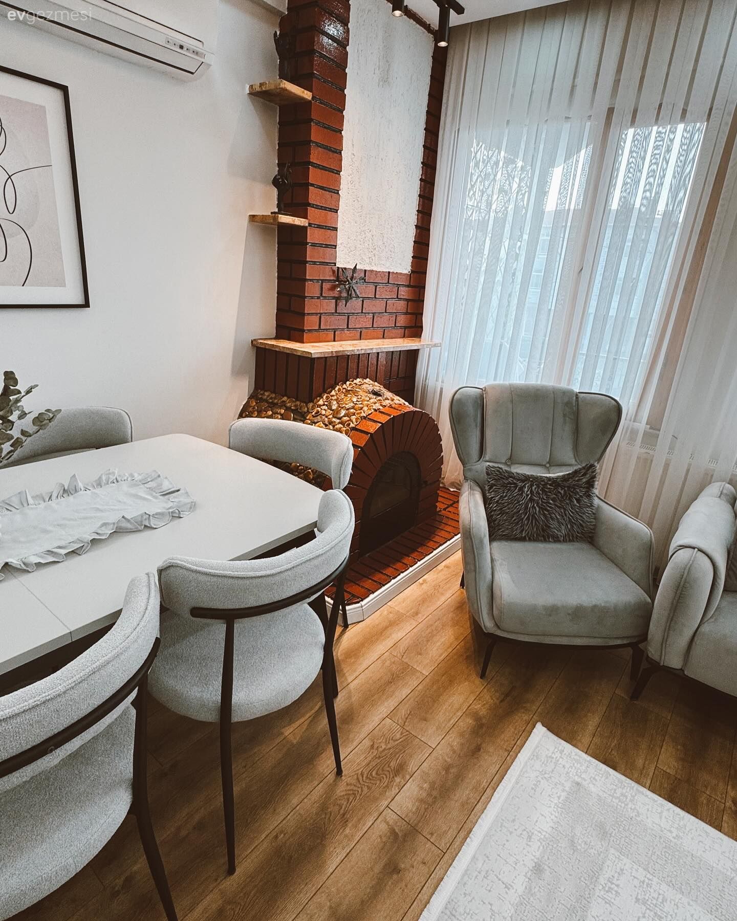 Şömine, Tuğla duvar, Berjer, Sandalye, Yemek masası, Parke, Halı, Salon halısı, Tül perde, Perde, Kırlent, Ev tekstili