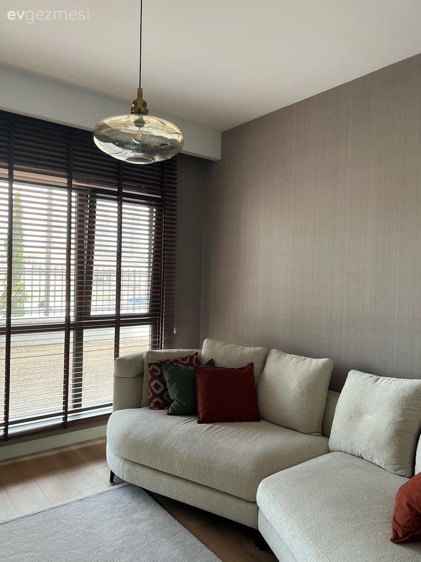 Salon, Modern, Beyaz, Bej, Krem, Yeşil, Kırmızı, Köşe koltuk, Koltuk takımı, Gri duvar, Fon perde, Perde, Halı, Salon halısı, Kırlent, Ev tekstili, Avize, Aydınlatma, Salon avizesi, Jaluzi