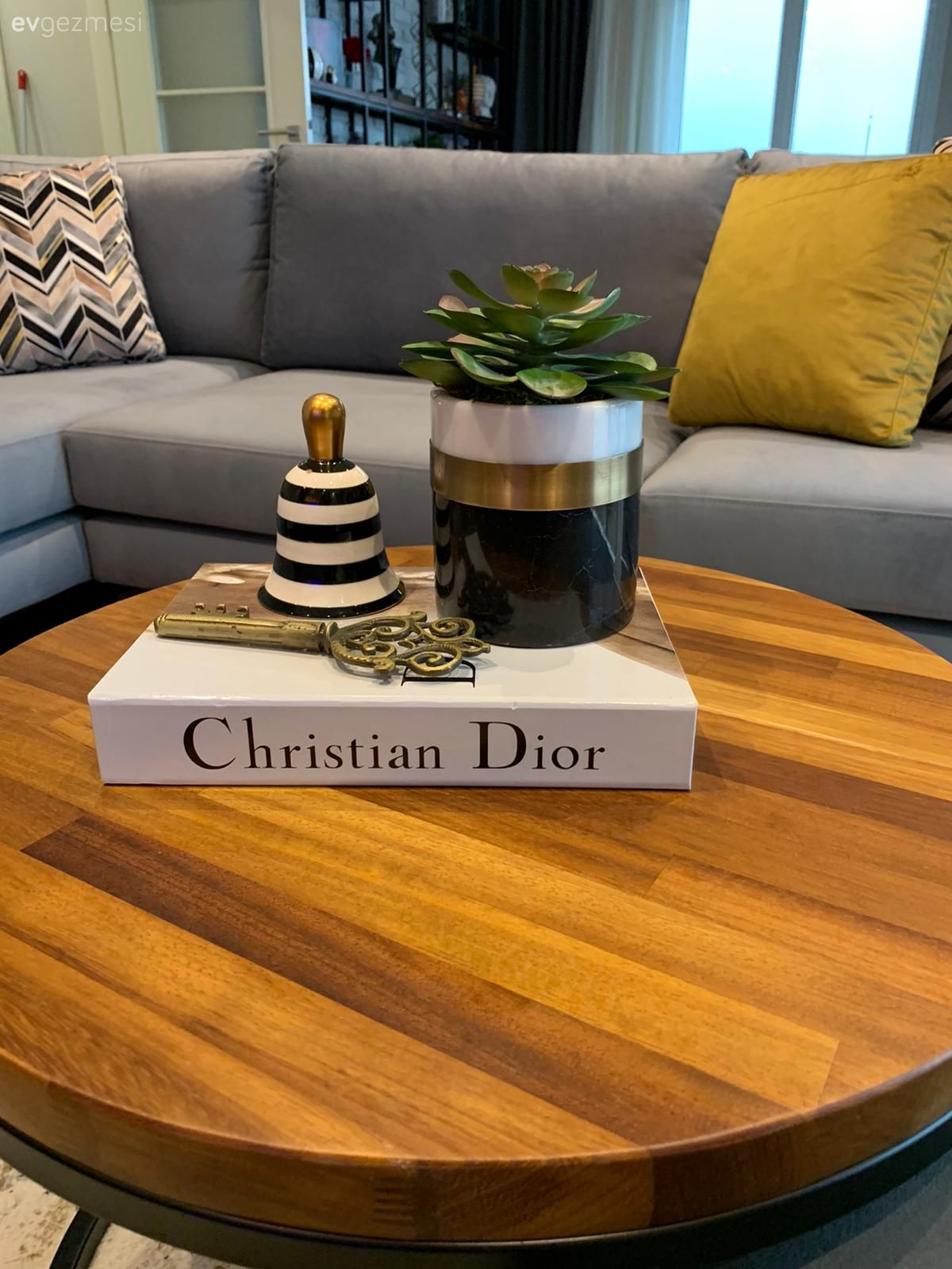 Salon, Modern, Gri, Beyaz, Sarı, Siyah, Orta sehpa, Sehpa, Puf, Halı, Salon halısı, Kırlent, Ev tekstili, Sehpa üstü aksesuarı, Ev Aksesuar, Ev bitkisi