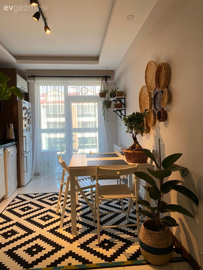 Mutfak, Rustik, Beyaz, Siyah, Mutfak tezgahı, Mutfak tezgah arası, Mutfak halısı, Mutfak masası, Sandalye, Geometrik desen, Desenler, Mutfak Avize Modelleri, Mutfak duvar dekorasyonu, Ev bitkisi, Saksı