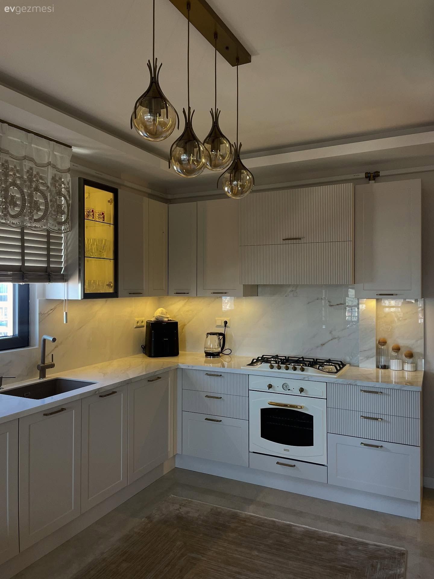 Mutfak, Beyaz, Bej, Country, Country mutfak, Mutfak tezgahı, Porselen tezgah, Mutfak tezgah arası, Mutfak perdesi, Jaluzi, Mutfak Avize Modelleri, Mutfak halısı, Ankastre, Mutfak aksesuarları, Eviye , Cam kapaklı dolap, Pencere önü eviye, Lambri, Ocak