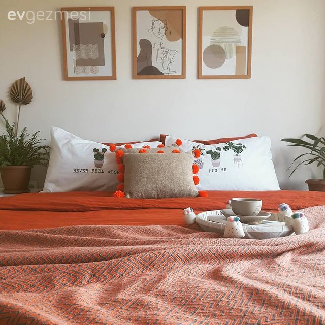 Yatak Odası, Beyaz, Turuncu, Kahverengi, Çerçeve, Ev bitkisi, Yatak örtüsü, Komodin, Yatak odası duvar dekorasyonu
