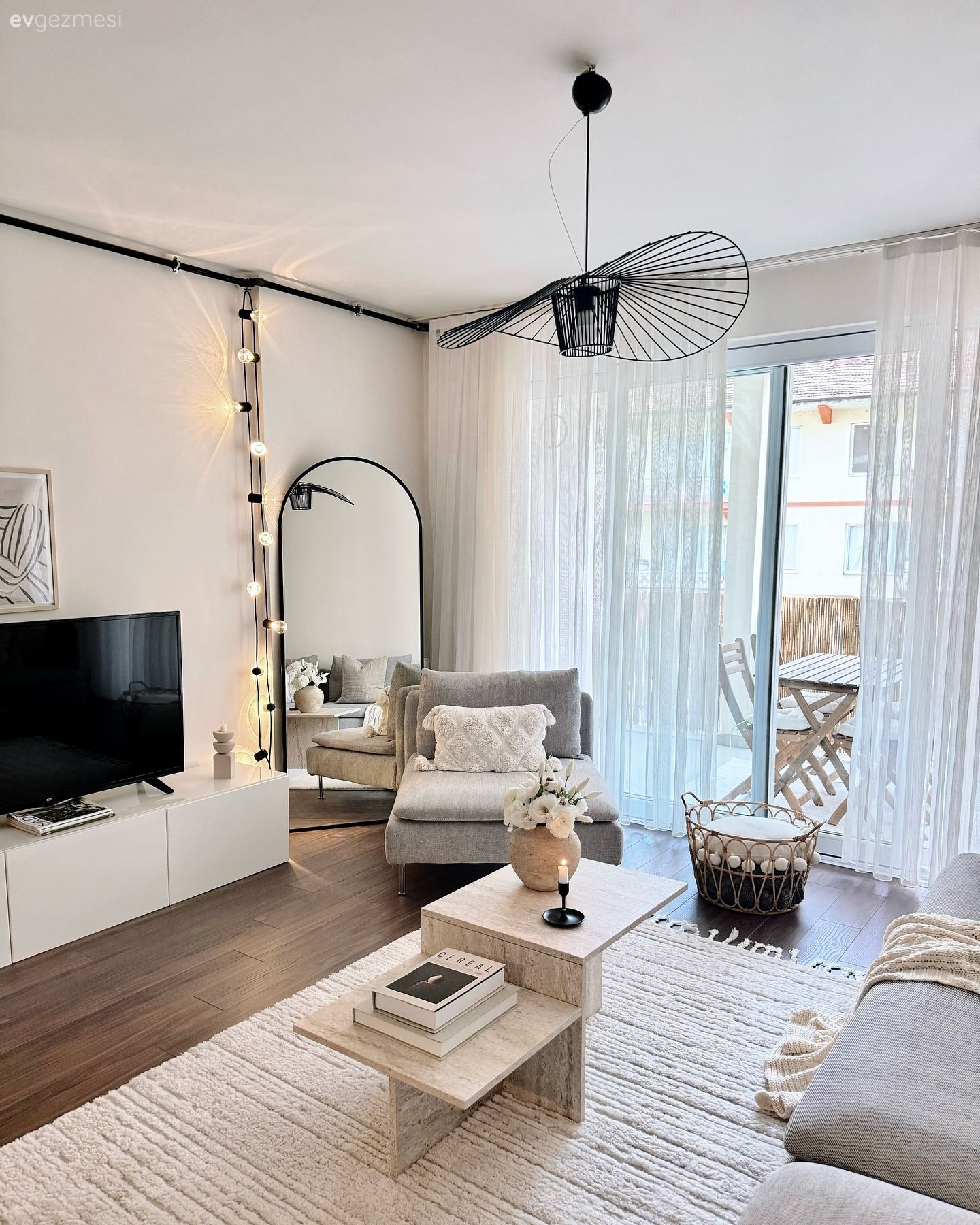 Bu Açık Mutfaklı Evde Salaş Şıklık Esas Alınmış