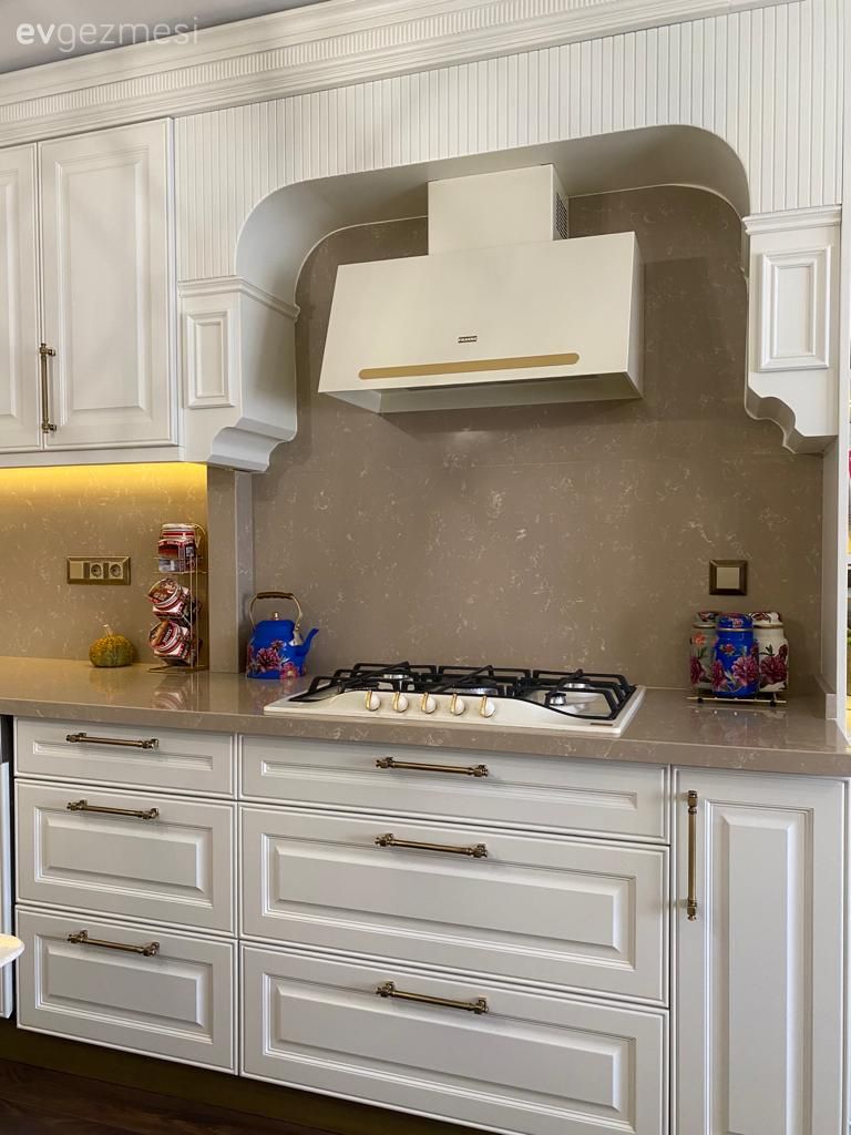 Beyaz, Shaker kapaklı dolaplar, Mutfak, Davlumbaz, Mutfak tezgahı, Mutfak tezgah arası, Tezgah arası doğal taş, Mutfak aksesuarları