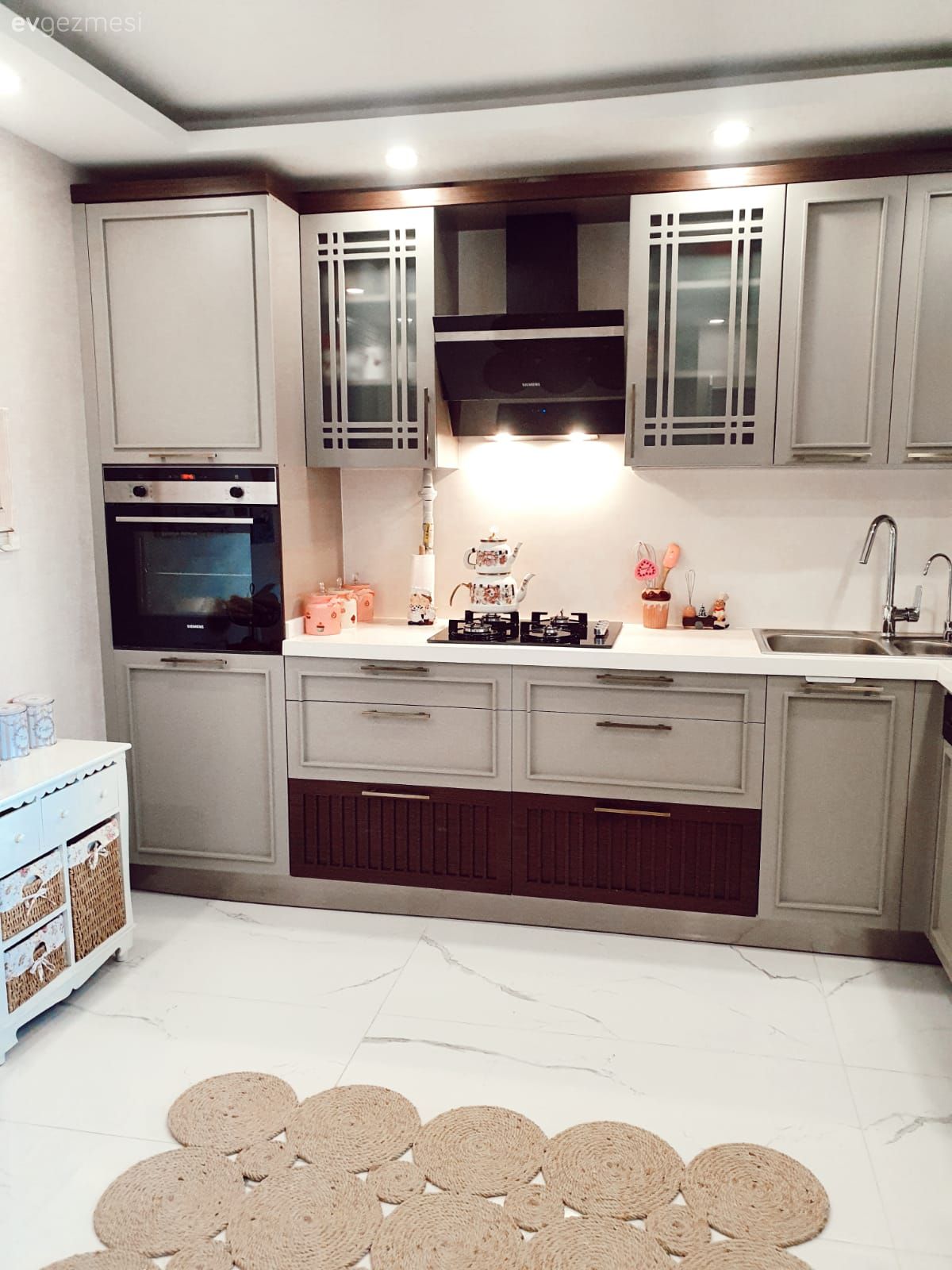 Mutfak, Art deko, Gri, Vizon, Kahverengi, Siyah, Hasır, Krem, Mutfak tezgahı, Mutfak tezgah arası, Tezgah arası seramik, Davlumbaz, Ankastre, Mutfak halısı, Mutfak zemin seramikleri