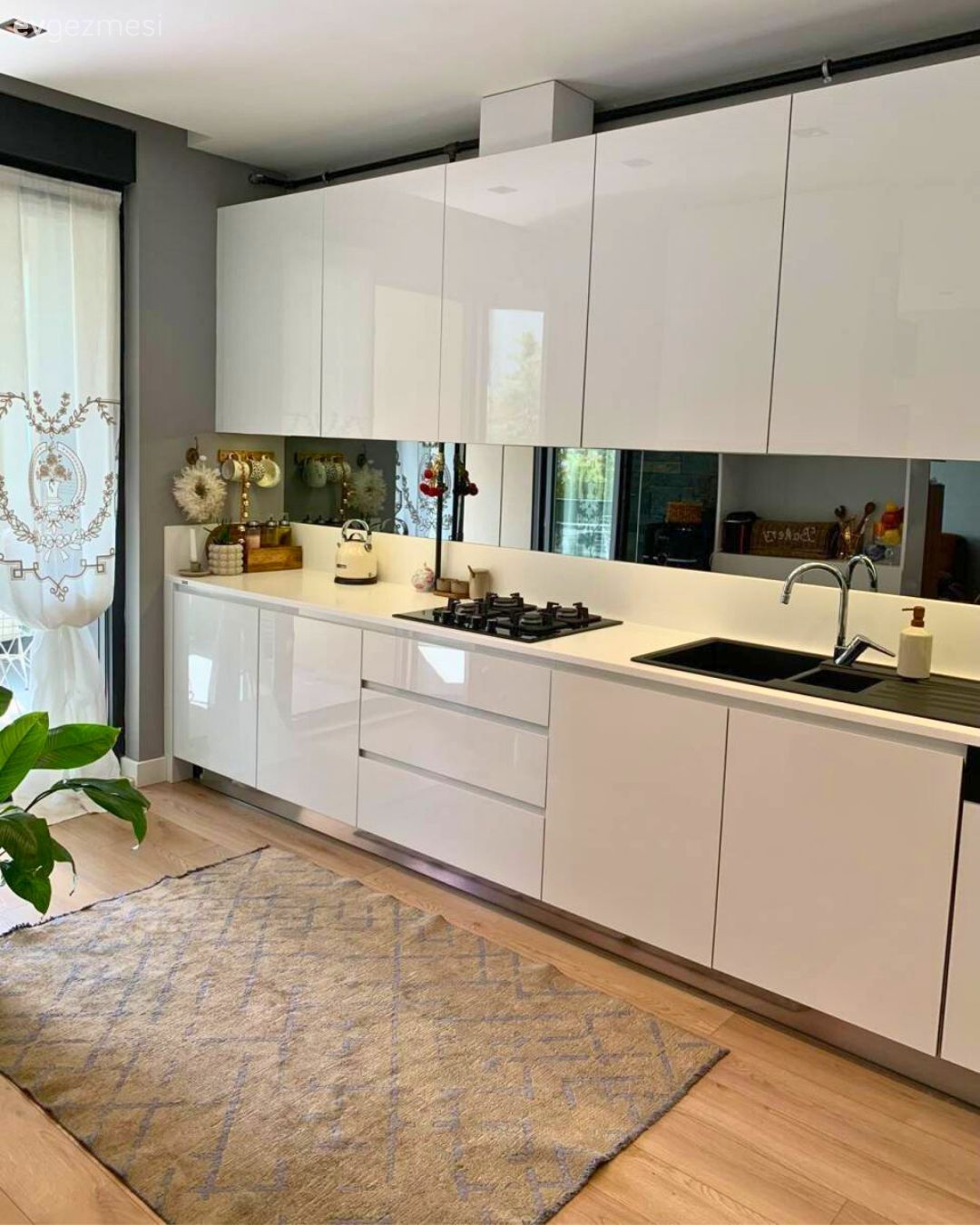 Bu Antalya Evi Modern Stili Country Eşliğinde Seviyor