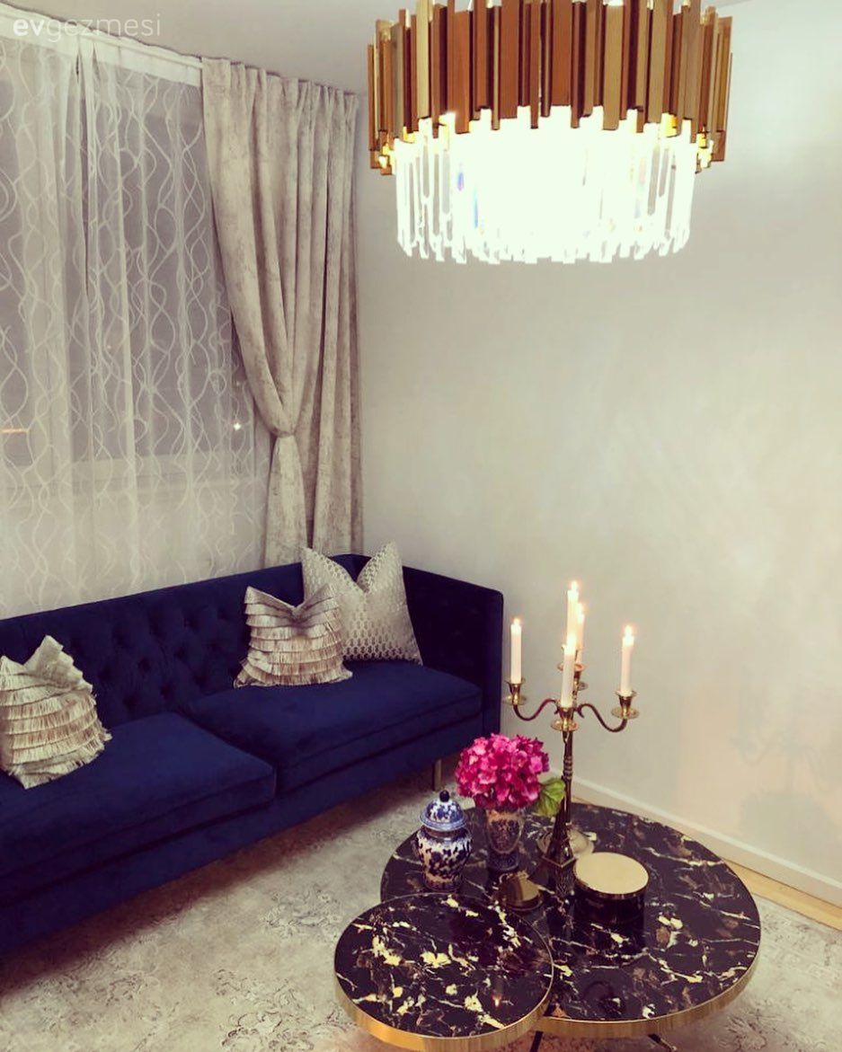 Salon, Klasik, Parlament mavisi, Krem, Beyaz, Koltuk takımı, Halı, Salon halısı, Avize, Aydınlatma, Altın, Salon avizesi, Fon perde, Perde, Tül perde, Sehpa, Orta sehpa, Vazo, Ev Aksesuar, Dekoratif Objeler, Şamdan, Kırlent, Ev tekstili, Sehpa üstü aksesuarı, Siyah, Modern klasik
