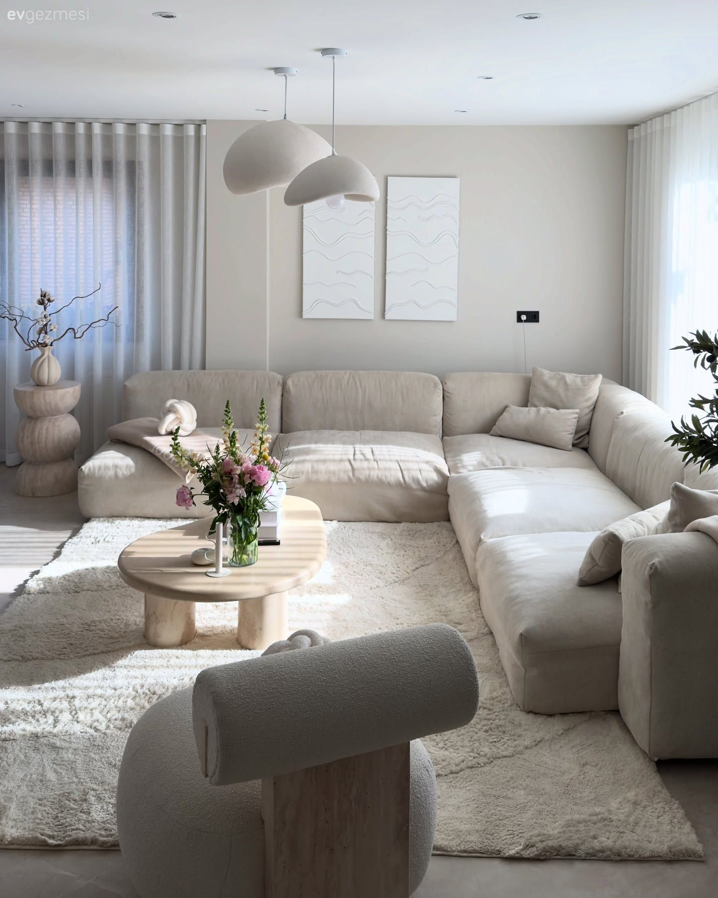 Bu Açık Konsept Evde Modern Tarzın Sevdiği Birçok Detay Var