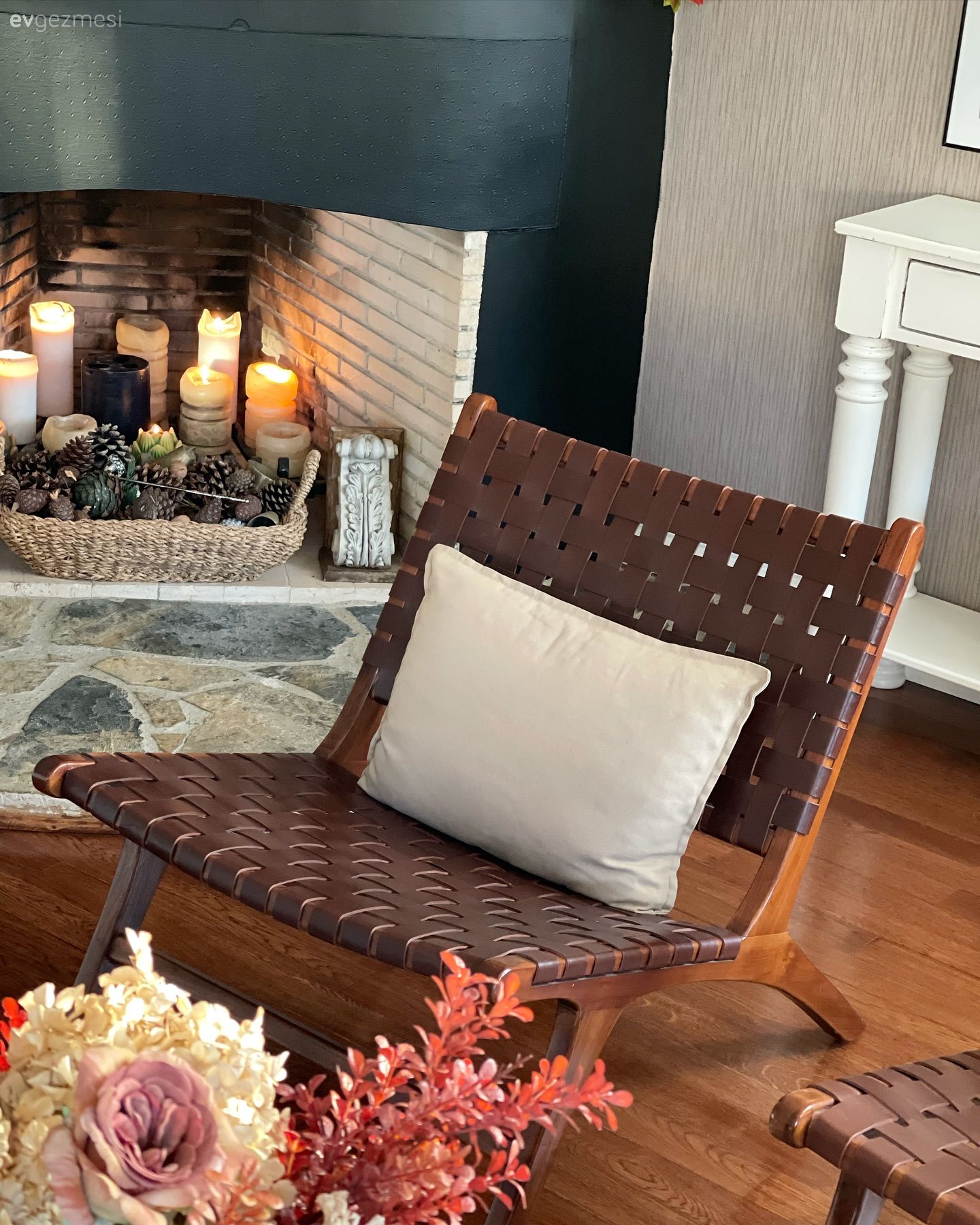 Kahverengi, Deri sandalye, Kırlent, Ev tekstili, Dekoratif Objeler