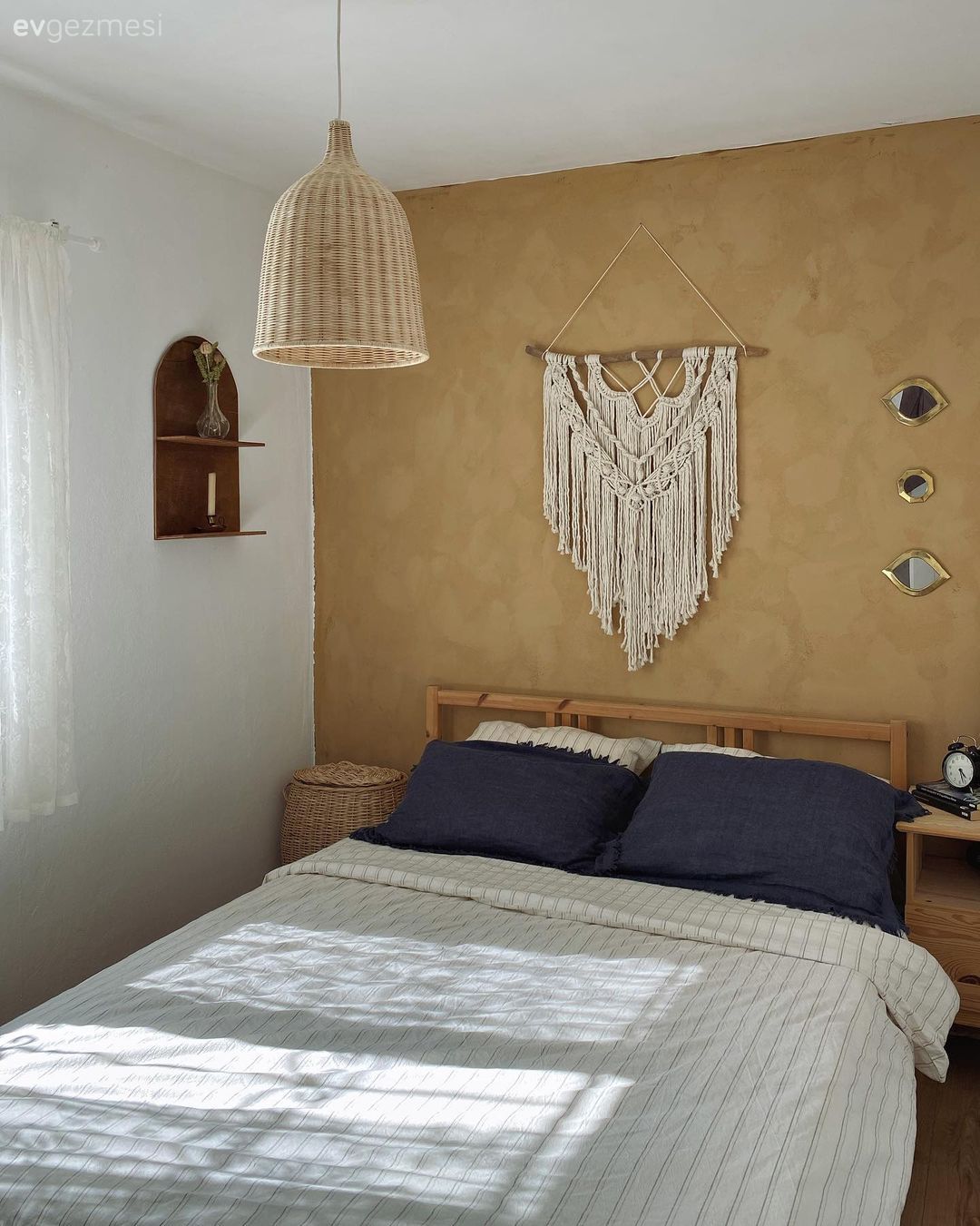 Yatak Odası, Krem, Kahverengi, Yatak odası duvar dekorasyonu, Makrome, Yatak başlığı, Komodin, Ahşap Mobilya, Yatak odası avizesi