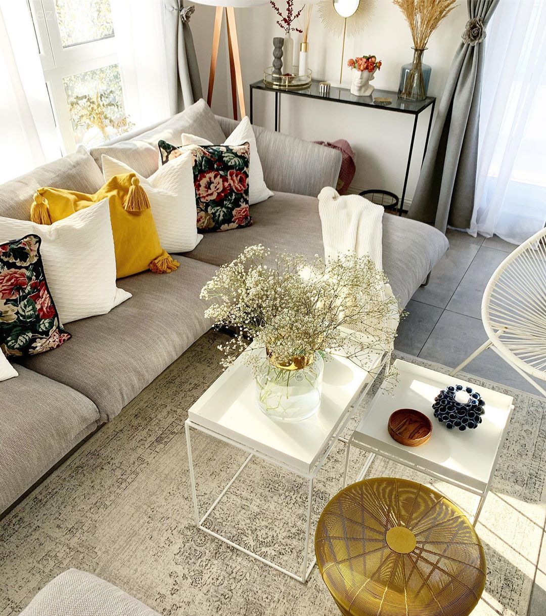 Salon, Modern, Gri, Sarı, Çiçekli desen, Desenler, Köşe koltuk, Koltuk takımı, Beyaz, Orta sehpa, Sehpa, Halı, Salon halısı, Puf, Lambader, Aydınlatma, Ev bitkisi, Fon perde, Perde, Tül perde