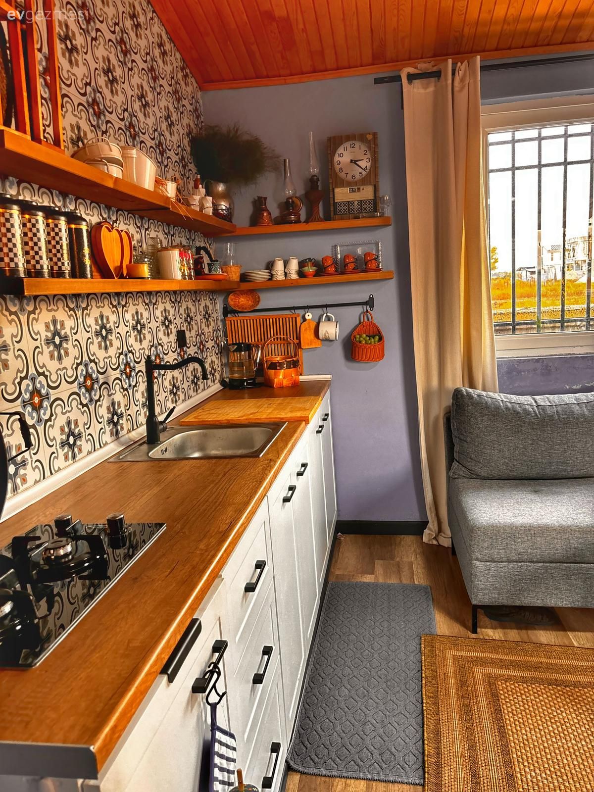 Bahçeye Yapılan Bu Tek Odalı Ev Tatillerde Kaçış Mekânı