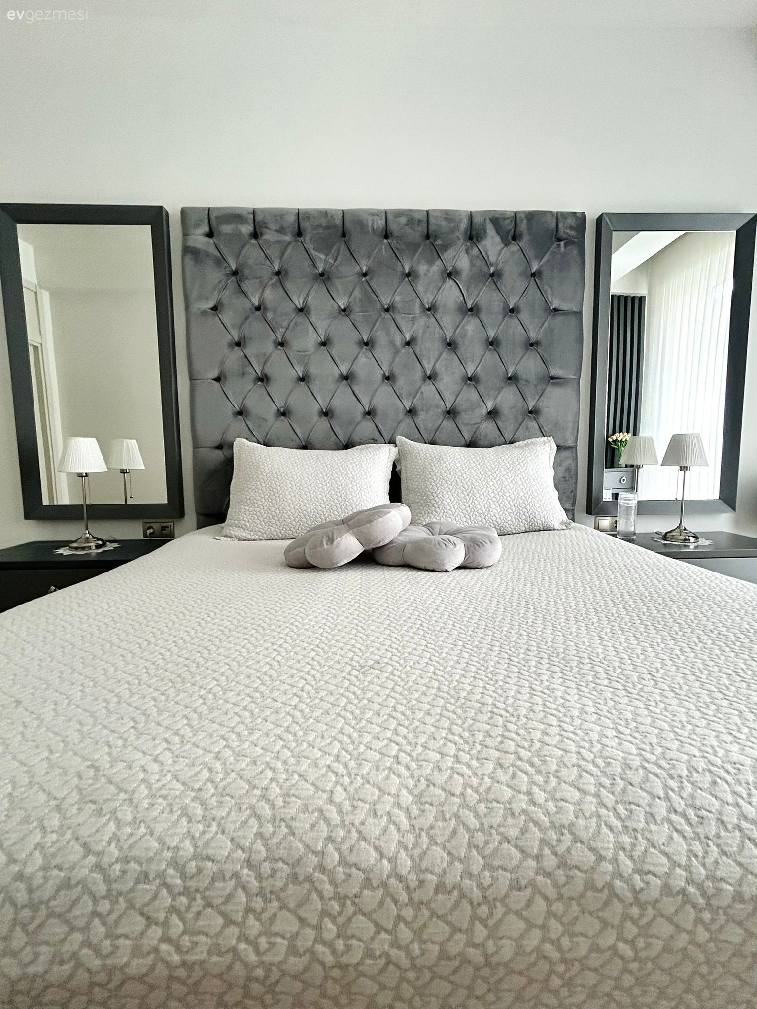 Beyaz ve Siyahı Baş Tacı Eden Bu Ev Zamansız Bir Görünüm Sunuyor!