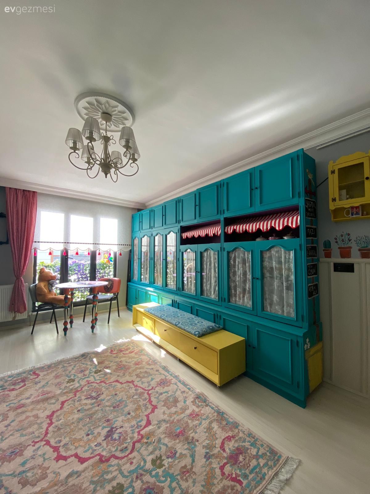 Öncesi&Sonrası: İki Katlı Evin Salonu Neşeli Bir Atölyeye Dönüşmüş