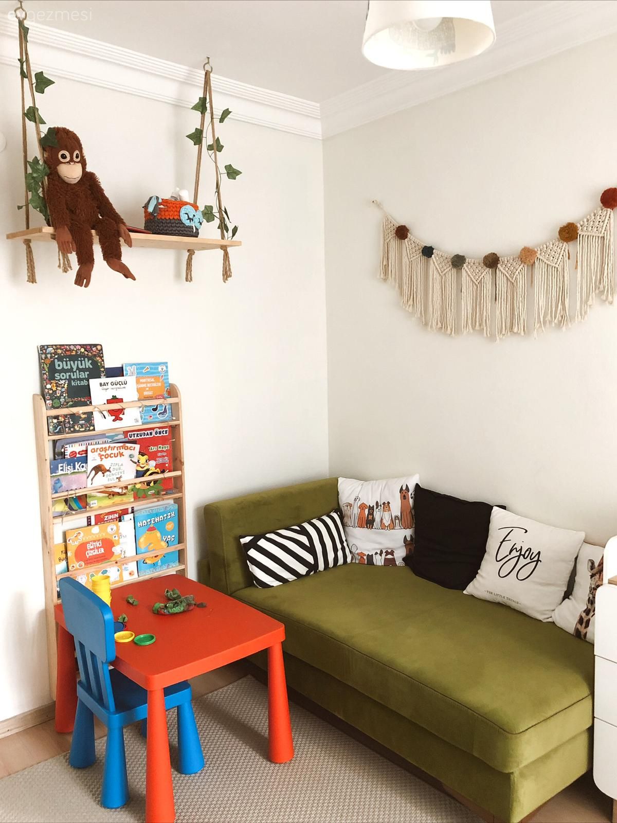 Çocuk Odası, Yeşil, Turuncu, Mavi, Köşe koltuk, Koltuk takımı, Duvar rafı, Duvar dekorasyonu, Kitaplık, Çocuk odası duvar dekorasyonu, Çocuk odası çalışma masası, Avize, Aydınlatma