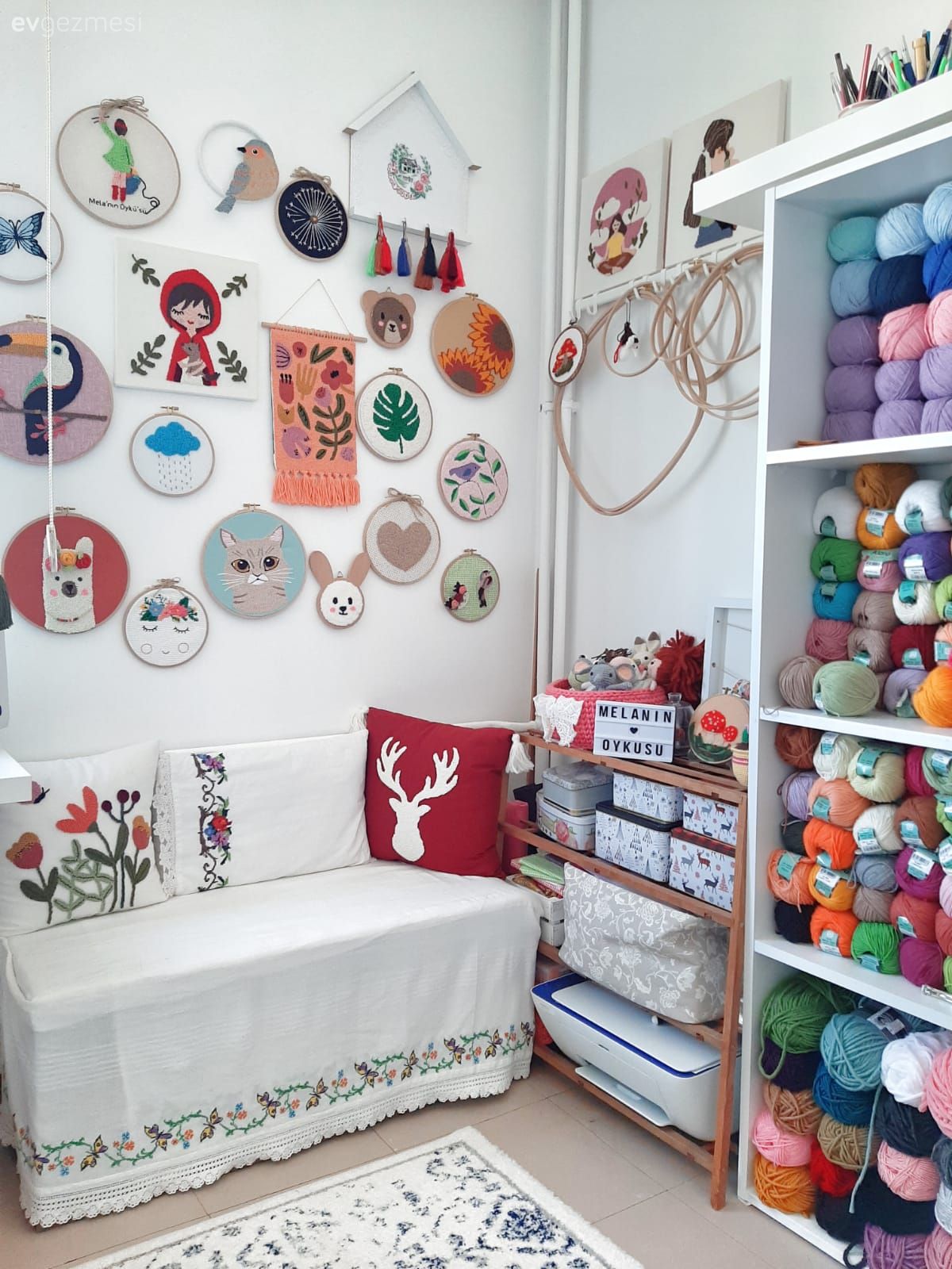 Çalışma odası, Sedir, Dolap, Dekoratif Objeler, Duvar dekorasyonu, Kırmızı, Bej, Beyaz, Kırlent, Ev tekstili