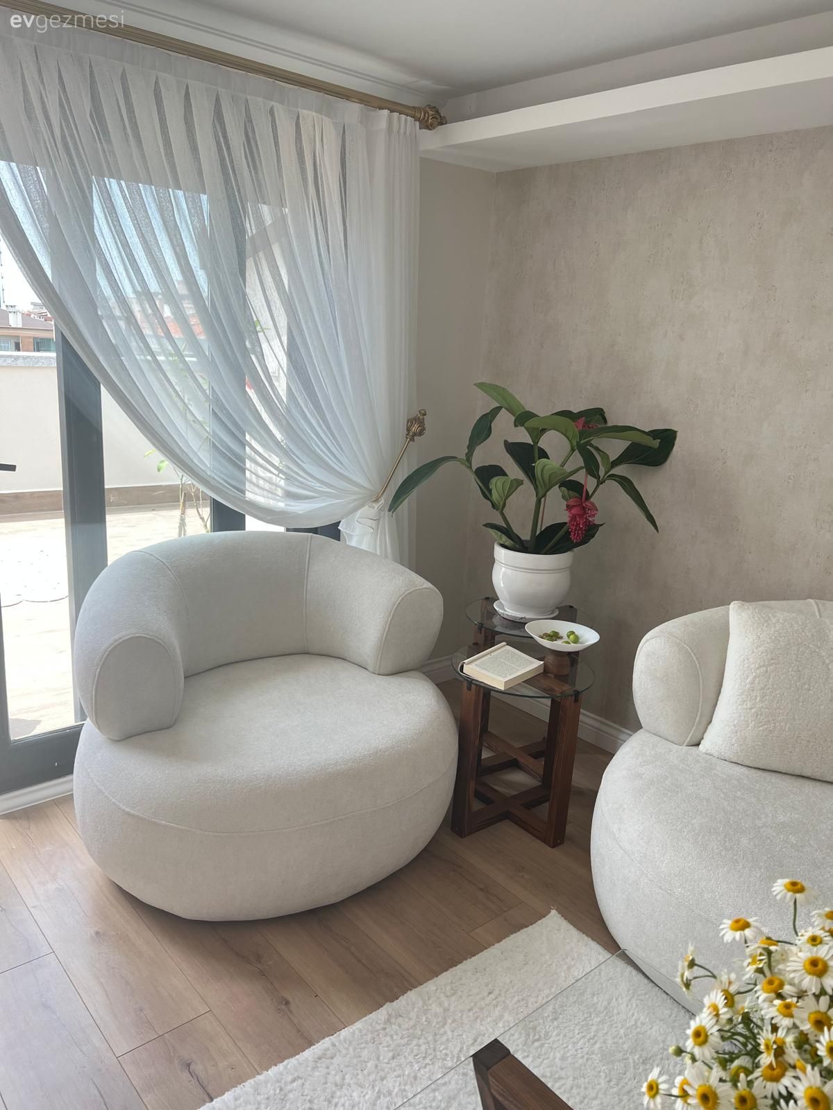 Beyaz, İskandinav, Teddy koltuk, Berjer, Tül perde, Perde, Ev bitkisi, Beyaz halı, Vazo, Ev Aksesuar, Kırlent, Ev tekstili